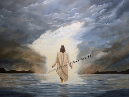 Acrylgemälde 'Jesus Portrait' von Smillya Dartsch. Eine Darstellung von Jesus, der auf dem Wasser geht, inspiriert von biblischen Erzählungen. Jesus ist von hinten zu sehen, in einem weißen Gewand, während er auf einem ruhigen Gewässer in Richtung eines hellen Lichts zwischen dunklen, dramatischen Wolken geht. Das Gemälde ist mit einem Glanzfirnis versiegelt und wird mit zwei Keilrahmenaufhängern geliefert. Maße: 100x130 cm.