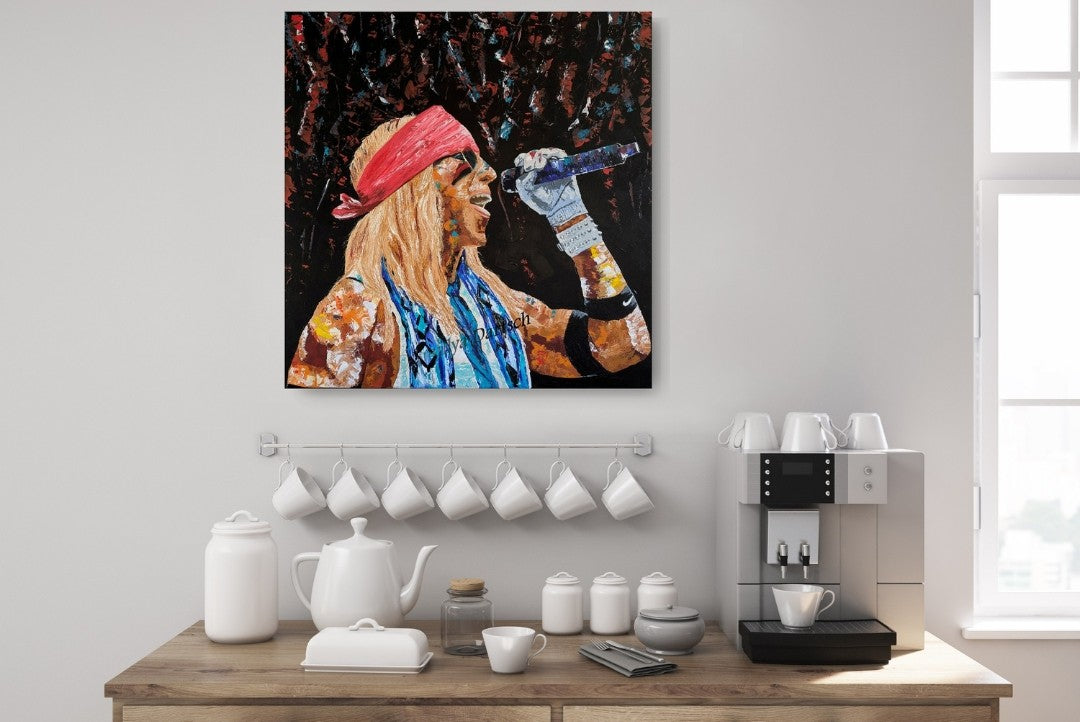 Quadratisches Acrylgemälde (80×80 cm): Bühnenszene mit singender Person, rotes Stirnband, helles langes Haar, Mikrofon in behandschuhter Hand; kräftige, texturierte Farbaufträge vor dunklem, speckled Hintergrund.