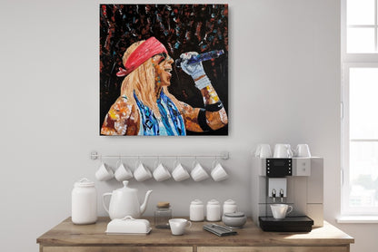 Quadratisches Acrylgemälde (80×80 cm): Bühnenszene mit singender Person, rotes Stirnband, helles langes Haar, Mikrofon in behandschuhter Hand; kräftige, texturierte Farbaufträge vor dunklem, speckled Hintergrund.