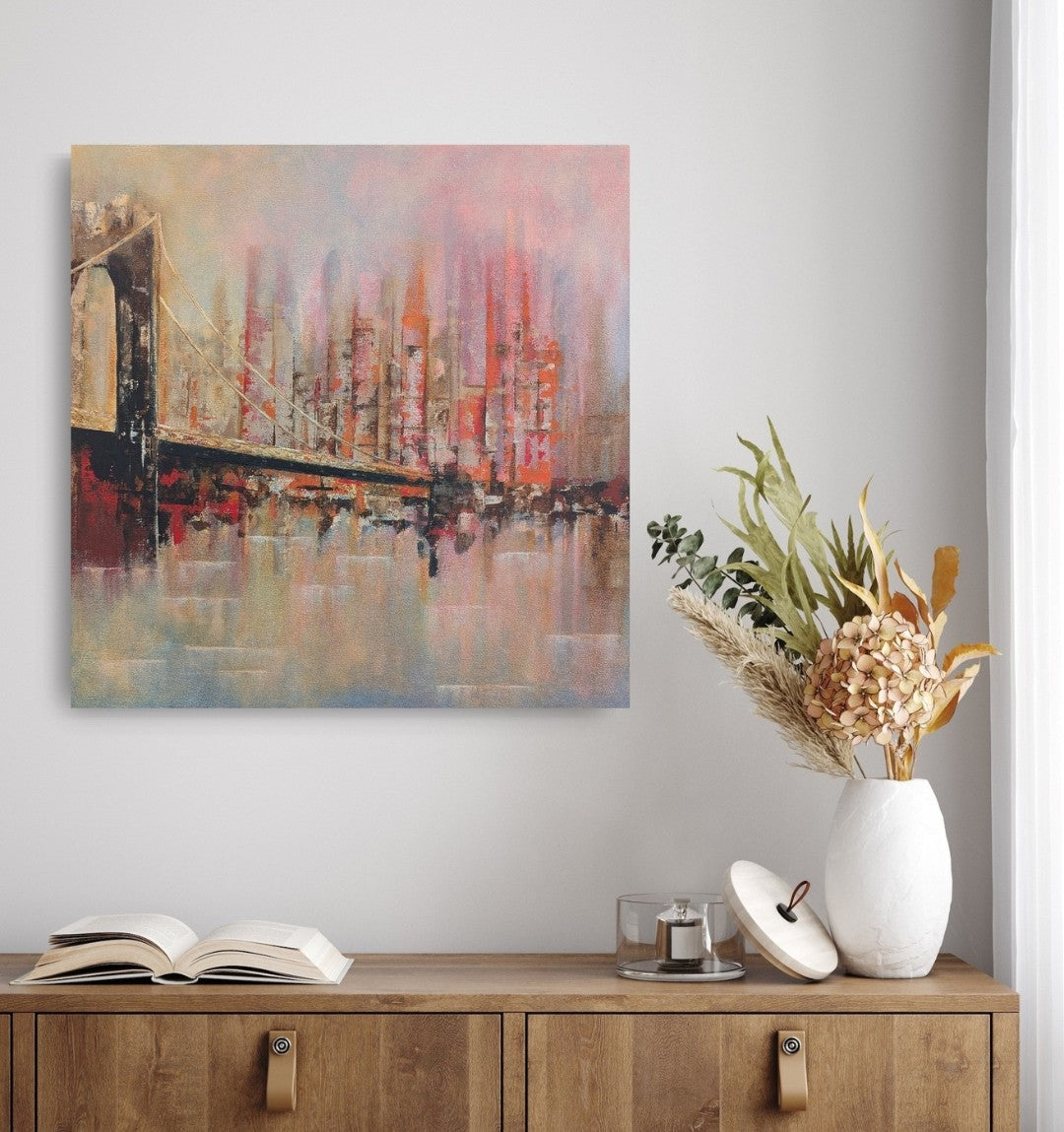 Quadratisches Acrylgemälde (50×50 cm): abstrahierte Hängebrücke links vor vertikal verwaschener Skyline; warme Rosé‑, Orange‑ und Beigetöne mit weichen Reflexionen.