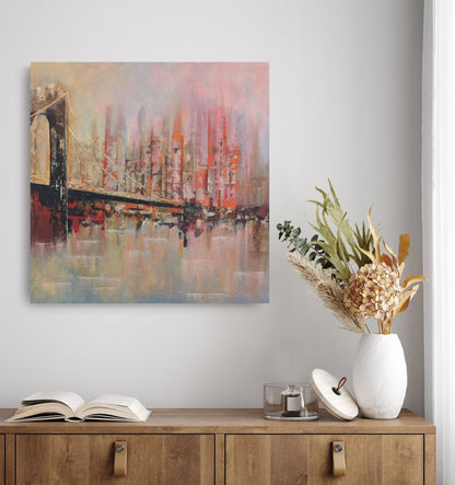 Quadratisches Acrylgemälde (50×50 cm): abstrahierte Hängebrücke links vor vertikal verwaschener Skyline; warme Rosé‑, Orange‑ und Beigetöne mit weichen Reflexionen.