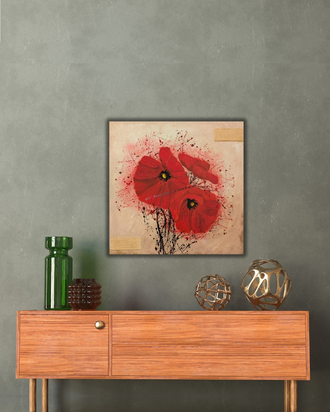 Acrylgemälde 'Mohnblumen' von Smillya Dartsch. Zwei leuchtend rote Mohnblumen mit schwarzen Akzenten und gelben Blütenständen dominieren das Bild. Die Blumen sind vor einem hellen Hintergrund mit roten und schwarzen Farbspritzern dargestellt. Das Gemälde ist mit einem Glanzfirnis versiegelt und wird mit einem Keilrahmenaufhänger geliefert. Maße: 50x50 cm.