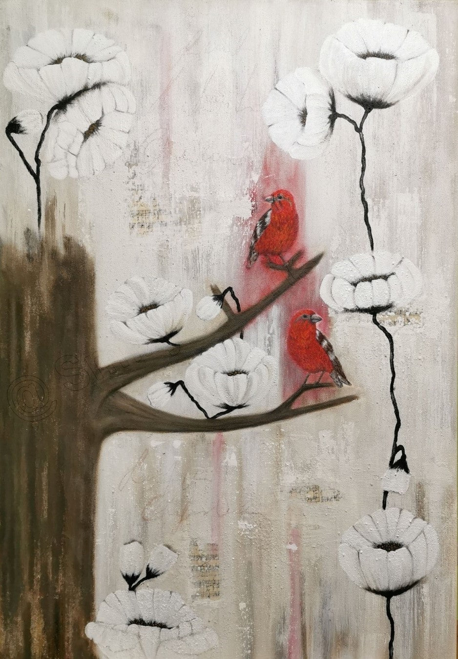 Acrylgemälde 'Neue Triebe' von Smillya Dartsch. Zwei rote Vögel sitzen auf einem Ast inmitten von stilisierten, weißen Blumen. Der Hintergrund weist eine strukturierte Oberfläche mit Vogelsand und angedeuteten Musiknoten auf. Das Gemälde ist mit einem Schattenfugenrahmen versehen und thematisiert den Beginn des Frühlings und neues Leben. Maße: 104x74 cm.