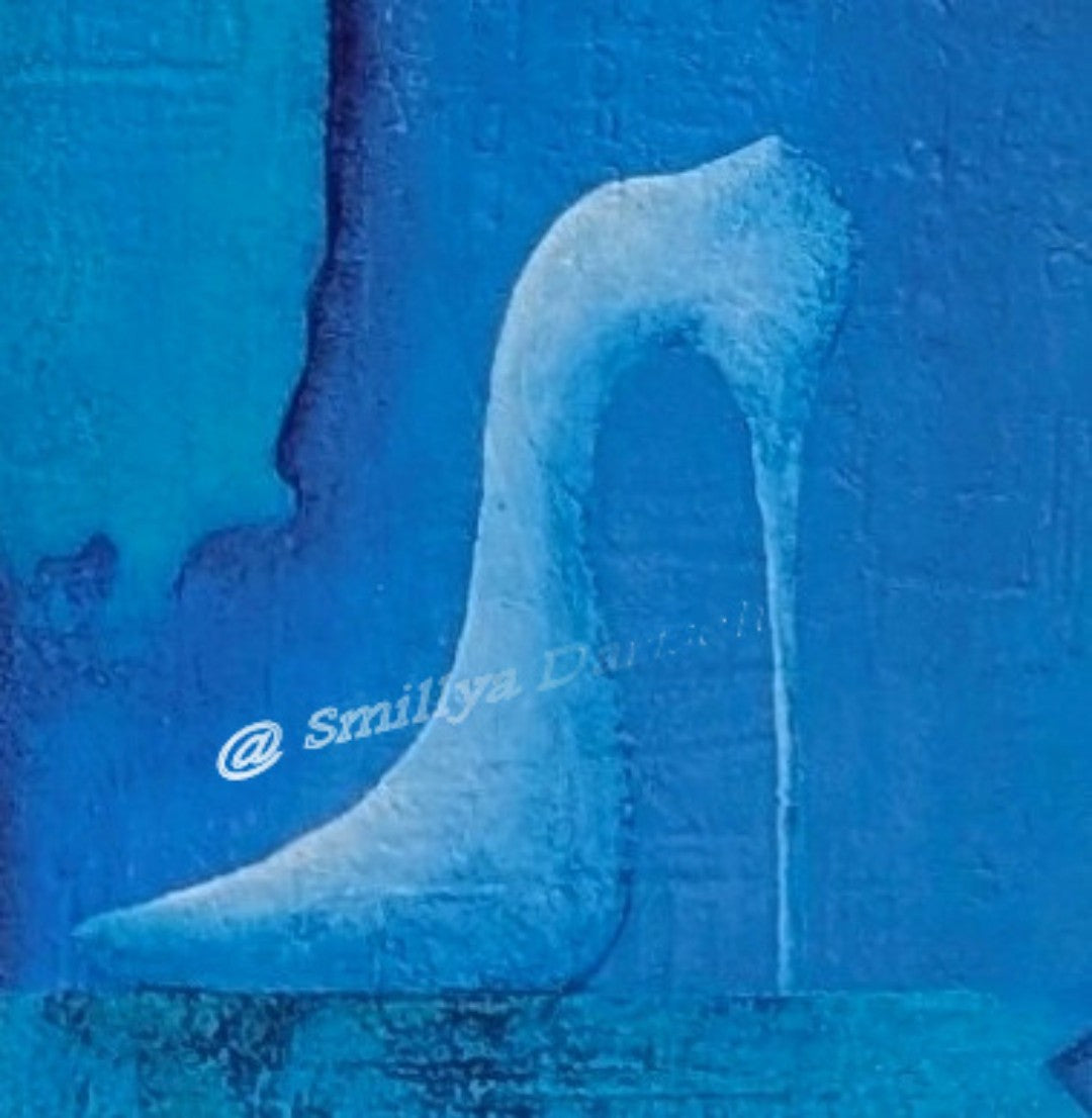 „PERFEKT UNPERFEKT“ von Smillya Dartsch: abstraktes Acrylgemälde in Blautönen mit strukturierten Flächen, angedeuteter Schrift und stilisiertem High Heel.
