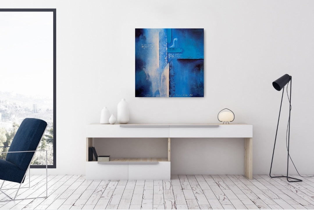 „PERFEKT UNPERFEKT“ von Smillya Dartsch: abstraktes Acrylgemälde in Blautönen mit strukturierten Flächen, angedeuteter Schrift und stilisiertem High Heel.