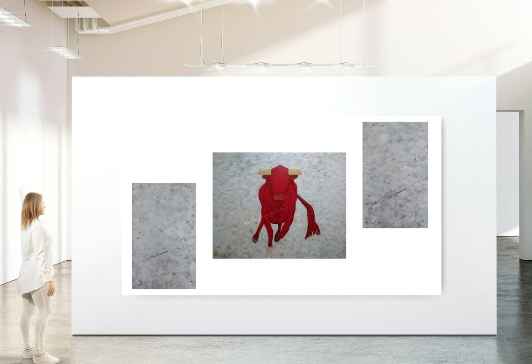 Quadratisches Acrylgemälde: frontal zulaufender roter Stier mit hellen Hörnern auf hellem, pastos strukturiertem Grund; klare Kontur, minimaler Hintergrund.