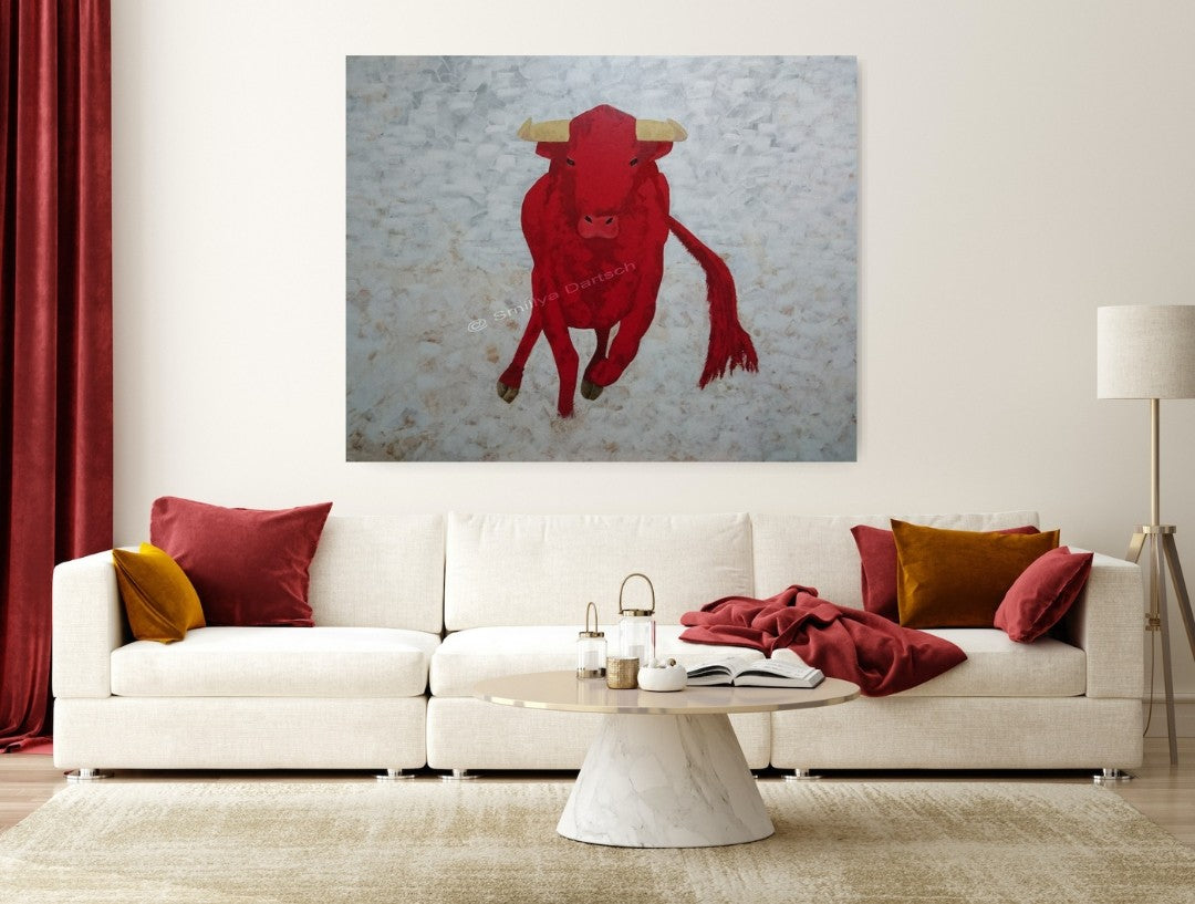 Quadratisches Acrylgemälde: frontal zulaufender roter Stier mit hellen Hörnern auf hellem, pastos strukturiertem Grund; klare Kontur, minimaler Hintergrund.