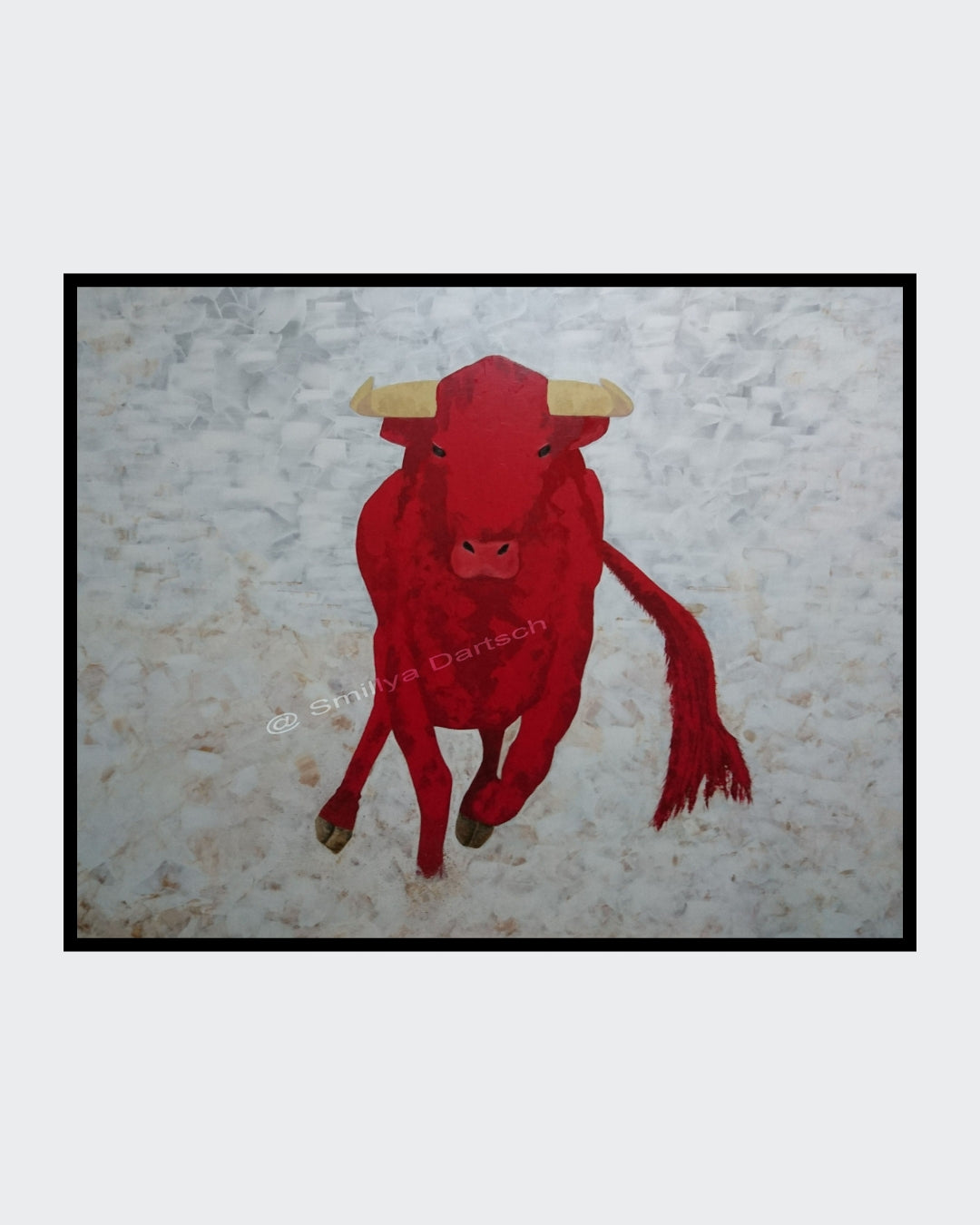 Quadratisches Acrylgemälde: frontal zulaufender roter Stier mit hellen Hörnern auf hellem, pastos strukturiertem Grund; klare Kontur, minimaler Hintergrund.