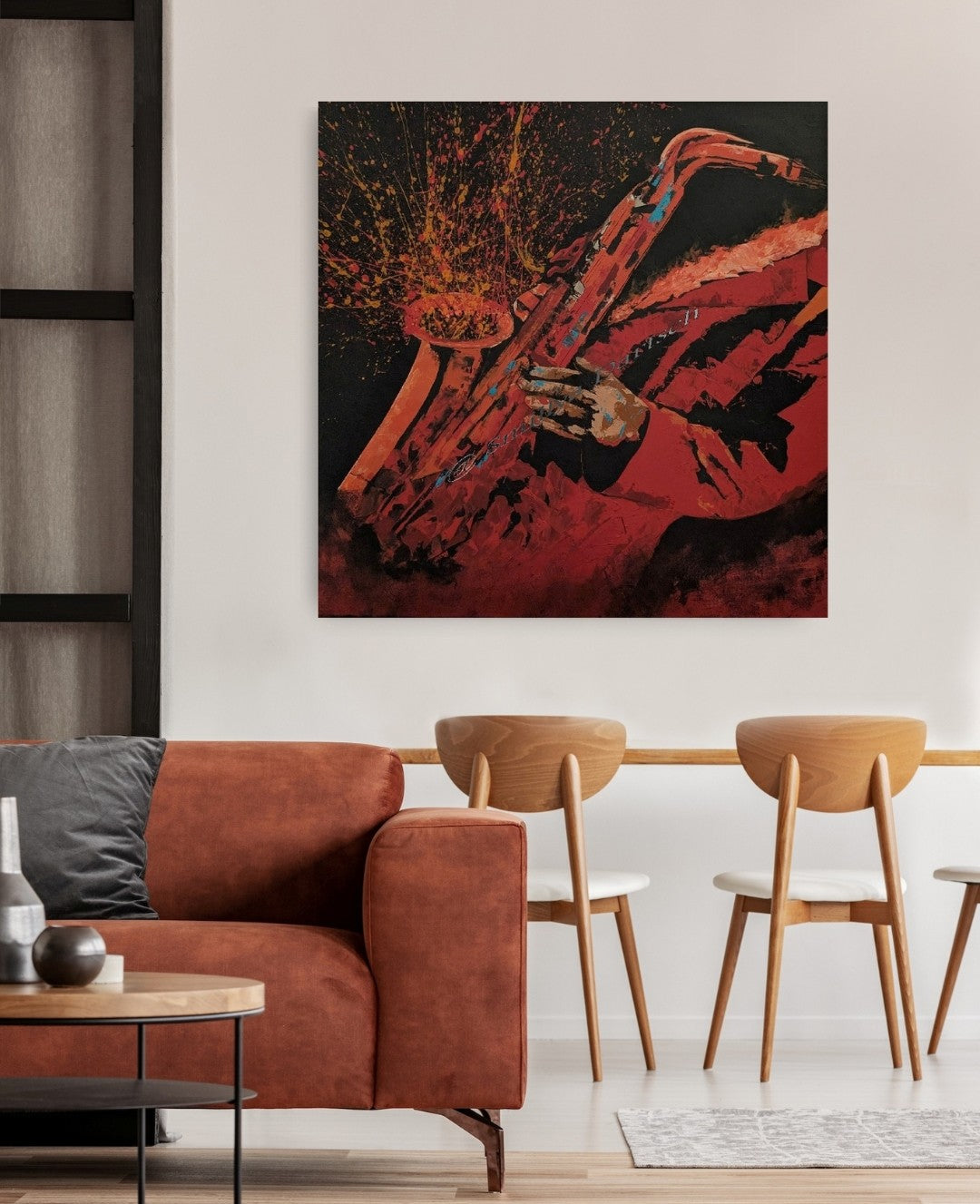 Quadratisches Acrylgemälde (80×80 cm): dynamische Figur mit Saxophon, warme Rot‑/Orangetöne und tiefes Braun; explosive Farbspritzer als „Klangwellen“, strukturierte Oberfläche.
