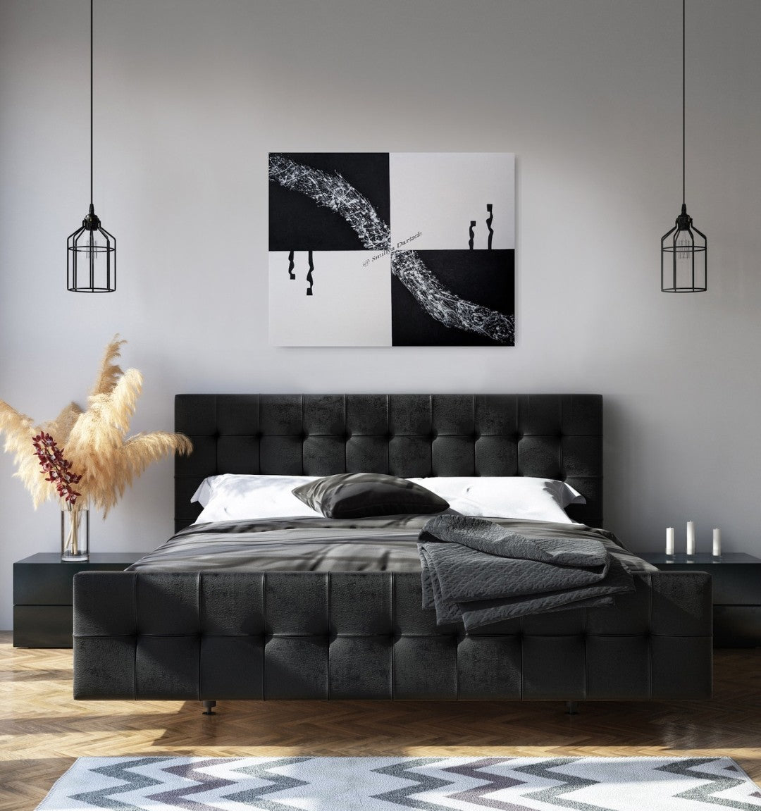 Schwarz‑weißes Acrylgemälde (80×100 cm) mit vier Feldern: diagonaler, weiß gespritzter „Faden“ von links oben nach rechts unten; links hängende schwarze Bänder, rechts zwei abstrahierte Figuren.