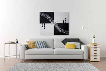 Schwarz‑weißes Acrylgemälde (80×100 cm) mit vier Feldern: diagonaler, weiß gespritzter „Faden“ von links oben nach rechts unten; links hängende schwarze Bänder, rechts zwei abstrahierte Figuren.