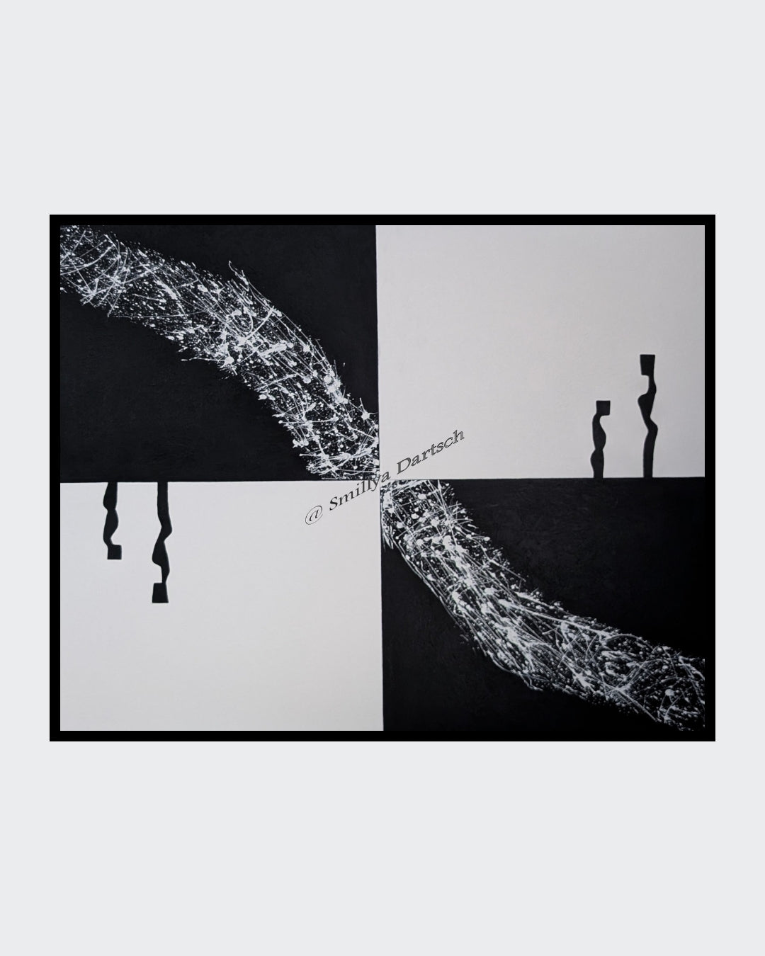 Schwarz‑weißes Acrylgemälde (80×100 cm) mit vier Feldern: diagonaler, weiß gespritzter „Faden“ von links oben nach rechts unten; links hängende schwarze Bänder, rechts zwei abstrahierte Figuren.