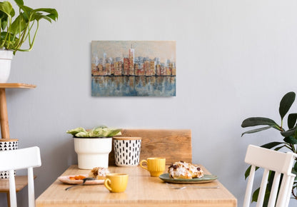 Acrylgemälde 'Skyline' von Smillya Dartsch. Eine stilisierte Darstellung einer Stadt-Skyline mit hohen Gebäuden, die sich im Wasser spiegeln. Die Gebäude sind in warmen Braun- und Rottönen gehalten, während das Wasser in kühlen Blau- und Grautönen dargestellt ist. Das Gemälde ist mit einem Glanzfirnis versiegelt. Maße: 40x60 cm.