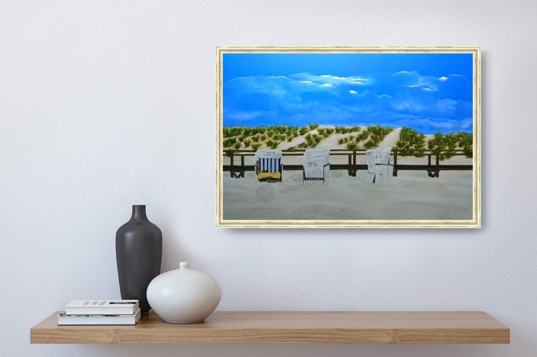 Acrylgemälde (74×104 cm): drei Strandkörbe vor Holzsteg und Düne mit Dünengras; heller Sand, blauer Himmel mit Wolken. Ruhige Nordsee‑Szenerie.