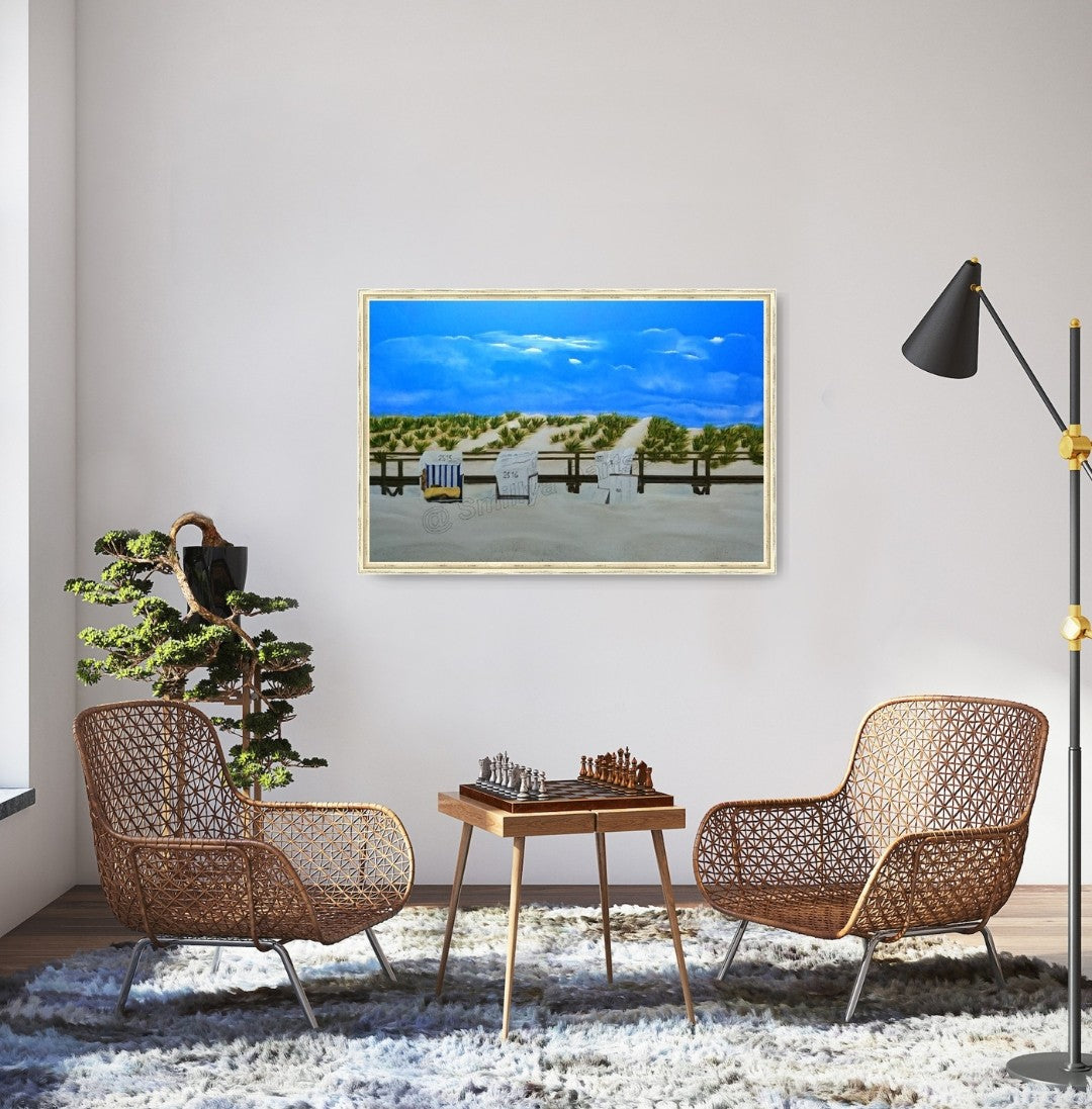 Acrylgemälde (74×104 cm): drei Strandkörbe vor Holzsteg und Düne mit Dünengras; heller Sand, blauer Himmel mit Wolken. Ruhige Nordsee‑Szenerie.