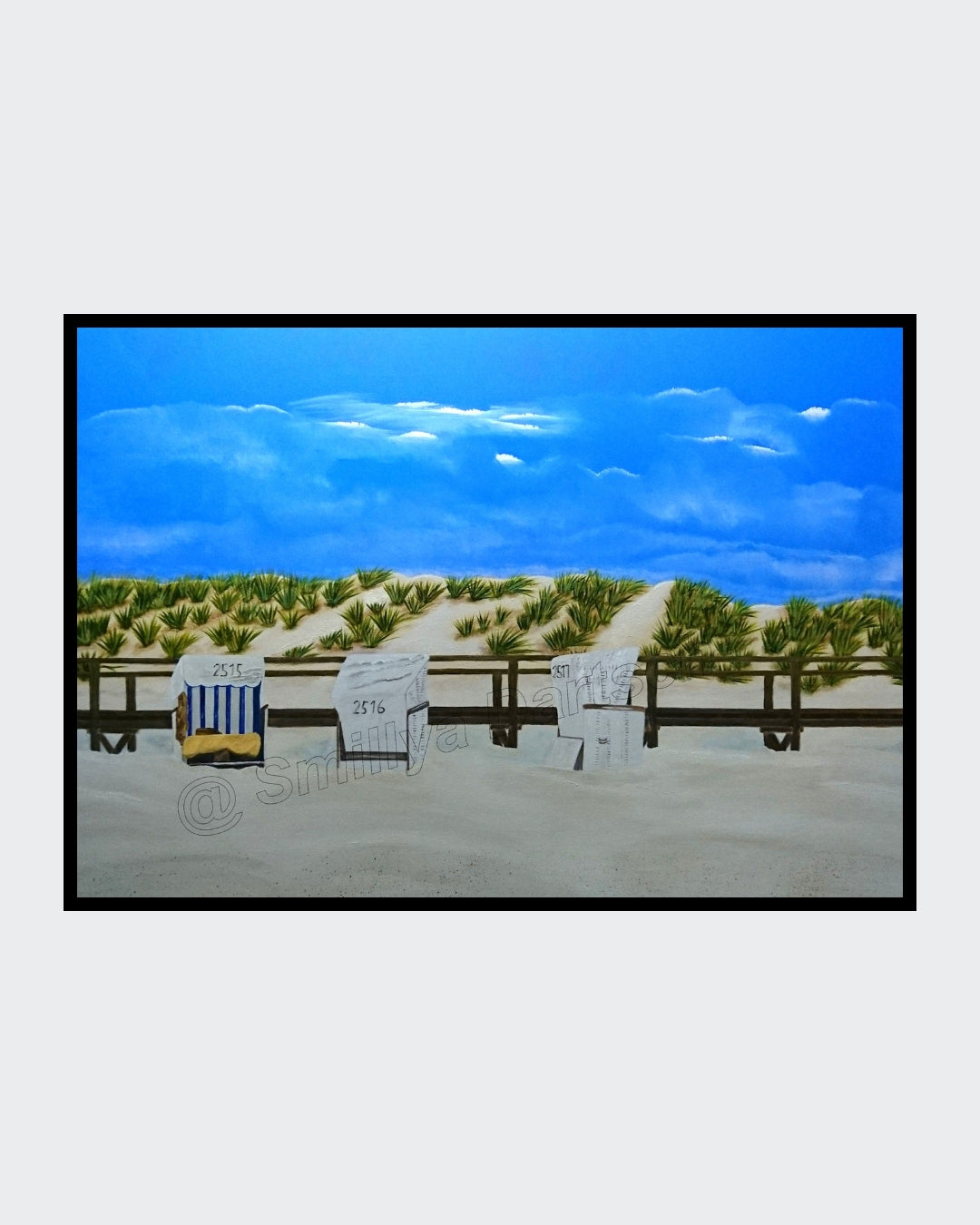 Acrylgemälde (74×104 cm): drei Strandkörbe vor Holzsteg und Düne mit Dünengras; heller Sand, blauer Himmel mit Wolken. Ruhige Nordsee‑Szenerie.