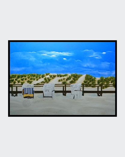 Acrylgemälde (74×104 cm): drei Strandkörbe vor Holzsteg und Düne mit Dünengras; heller Sand, blauer Himmel mit Wolken. Ruhige Nordsee‑Szenerie.