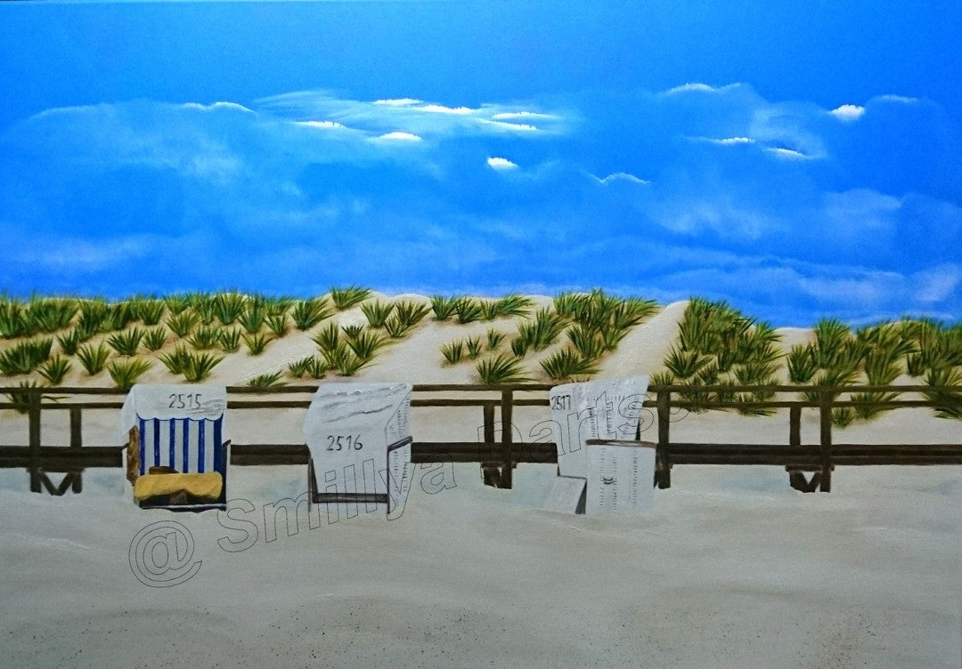 Acrylgemälde (74×104 cm): drei Strandkörbe vor Holzsteg und Düne mit Dünengras; heller Sand, blauer Himmel mit Wolken. Ruhige Nordsee‑Szenerie.