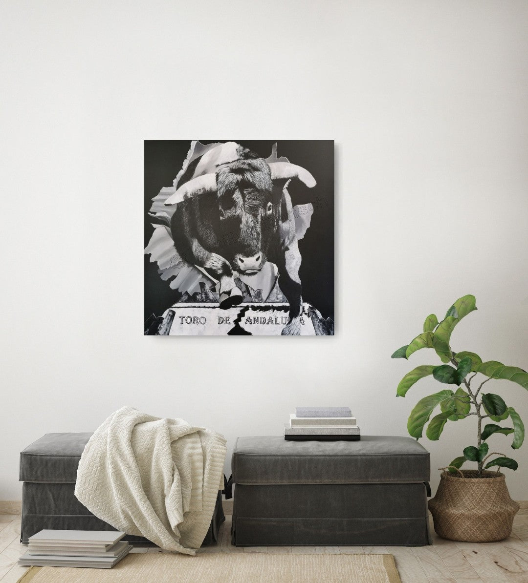 Monochromes Acrylgemälde (80×80 cm): Stier springt frontal durch aufgerissene Fläche; unten gebrochene Tafel mit Schriftzug „TORO DE ANDALUCIA“.