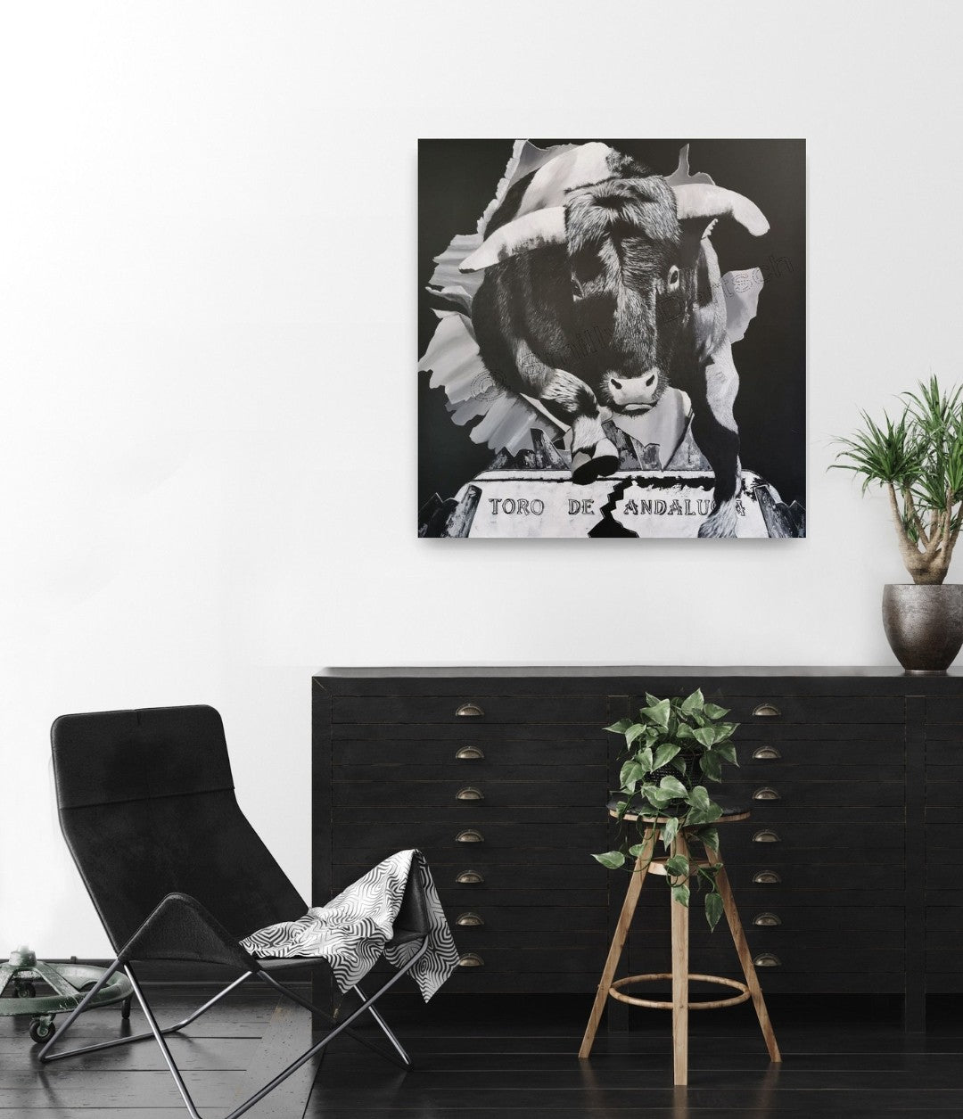 Monochromes Acrylgemälde (80×80 cm): Stier springt frontal durch aufgerissene Fläche; unten gebrochene Tafel mit Schriftzug „TORO DE ANDALUCIA“.