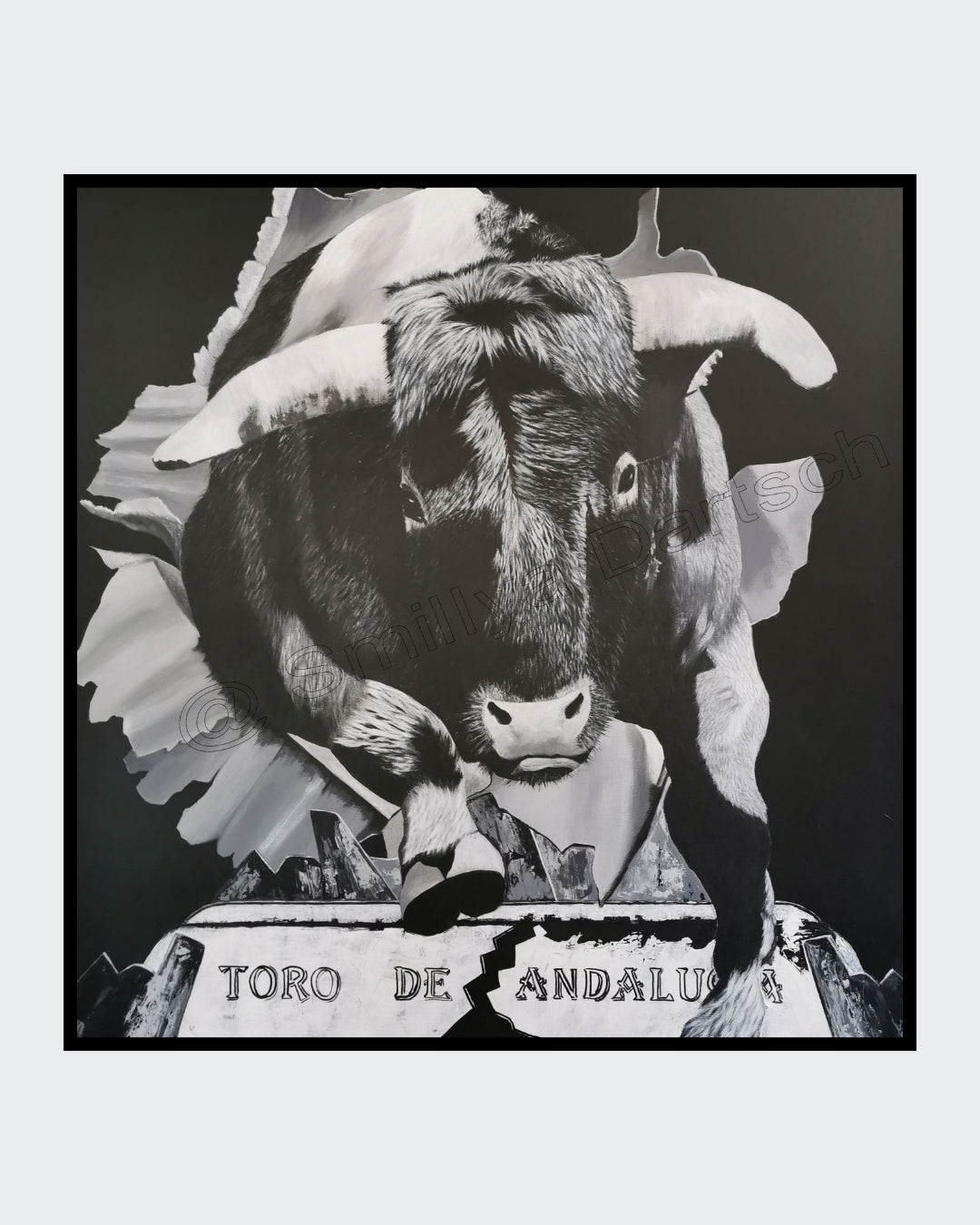 Monochromes Acrylgemälde (80×80 cm): Stier springt frontal durch aufgerissene Fläche; unten gebrochene Tafel mit Schriftzug „TORO DE ANDALUCIA“.