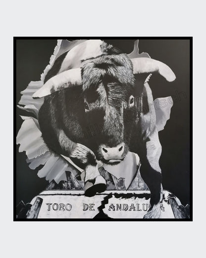 Monochromes Acrylgemälde (80×80 cm): Stier springt frontal durch aufgerissene Fläche; unten gebrochene Tafel mit Schriftzug „TORO DE ANDALUCIA“.