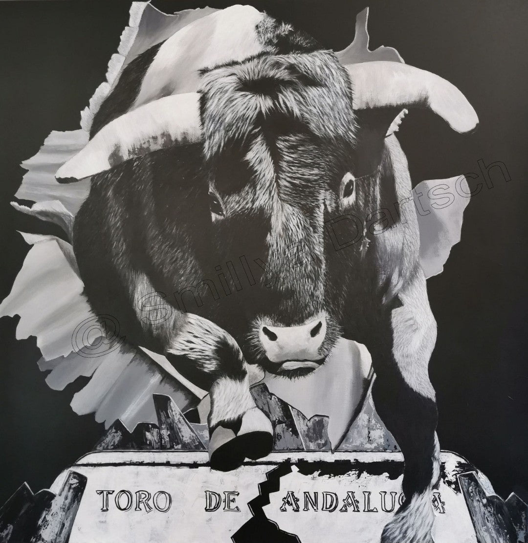 Monochromes Acrylgemälde (80×80 cm): Stier springt frontal durch aufgerissene Fläche; unten gebrochene Tafel mit Schriftzug „TORO DE ANDALUCIA“.
