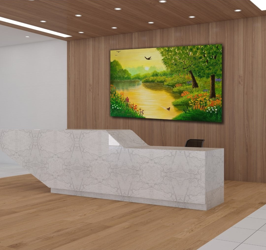 Gemälde "Sommerabend" von Lisa Tahar. Öl auf Leinwand, 50x70 cm. Zeigt eine Sommerabendlandschaft mit einem Fluss, Vegetation und fliegenden Vögeln.