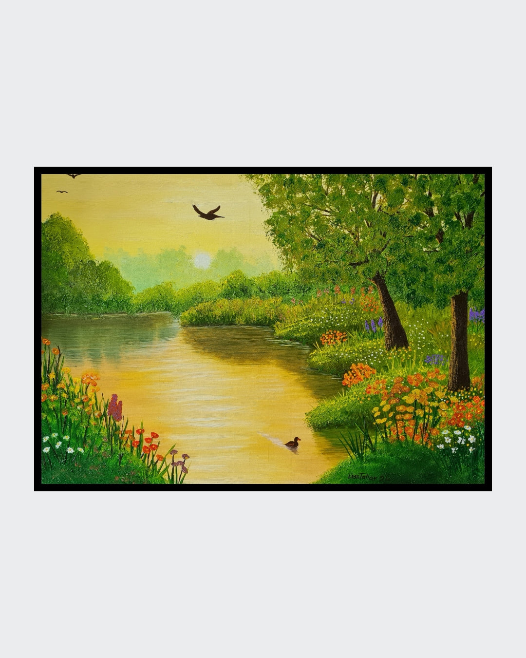 Gemälde "Sommerabend" von Lisa Tahar. Öl auf Leinwand, 50x70 cm. Zeigt eine Sommerabendlandschaft mit einem Fluss, Vegetation und fliegenden Vögeln.