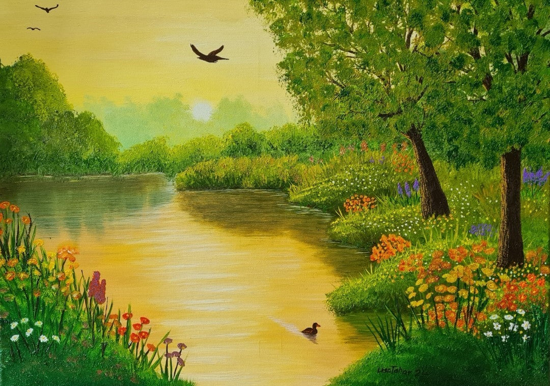 Gemälde "Sommerabend" von Lisa Tahar. Öl auf Leinwand, 50x70 cm. Zeigt eine Sommerabendlandschaft mit einem Fluss, Vegetation und fliegenden Vögeln.