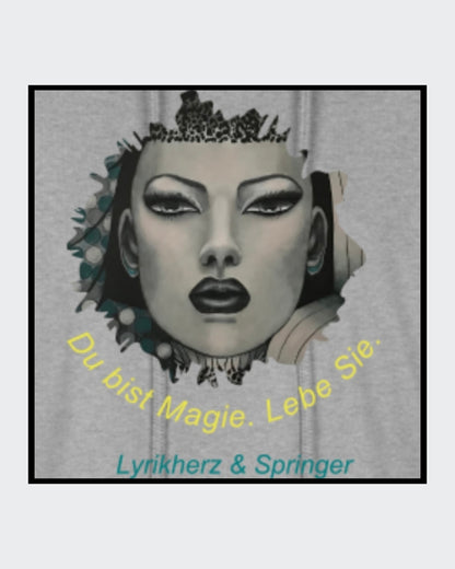 Ein kurz geschnittener, grauer Hoodie mit überschnittenen Schultern. Extralange Bündchen mit Daumenloch und eine bedruckte Kunstgrafik auf der Vorderseite. Mode von Soulfashion.