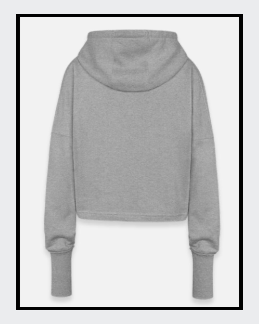 Ein kurz geschnittener, grauer Hoodie mit überschnittenen Schultern. Extralange Bündchen mit Daumenloch und eine bedruckte Kunstgrafik auf der Vorderseite. Mode von Soulfashion.