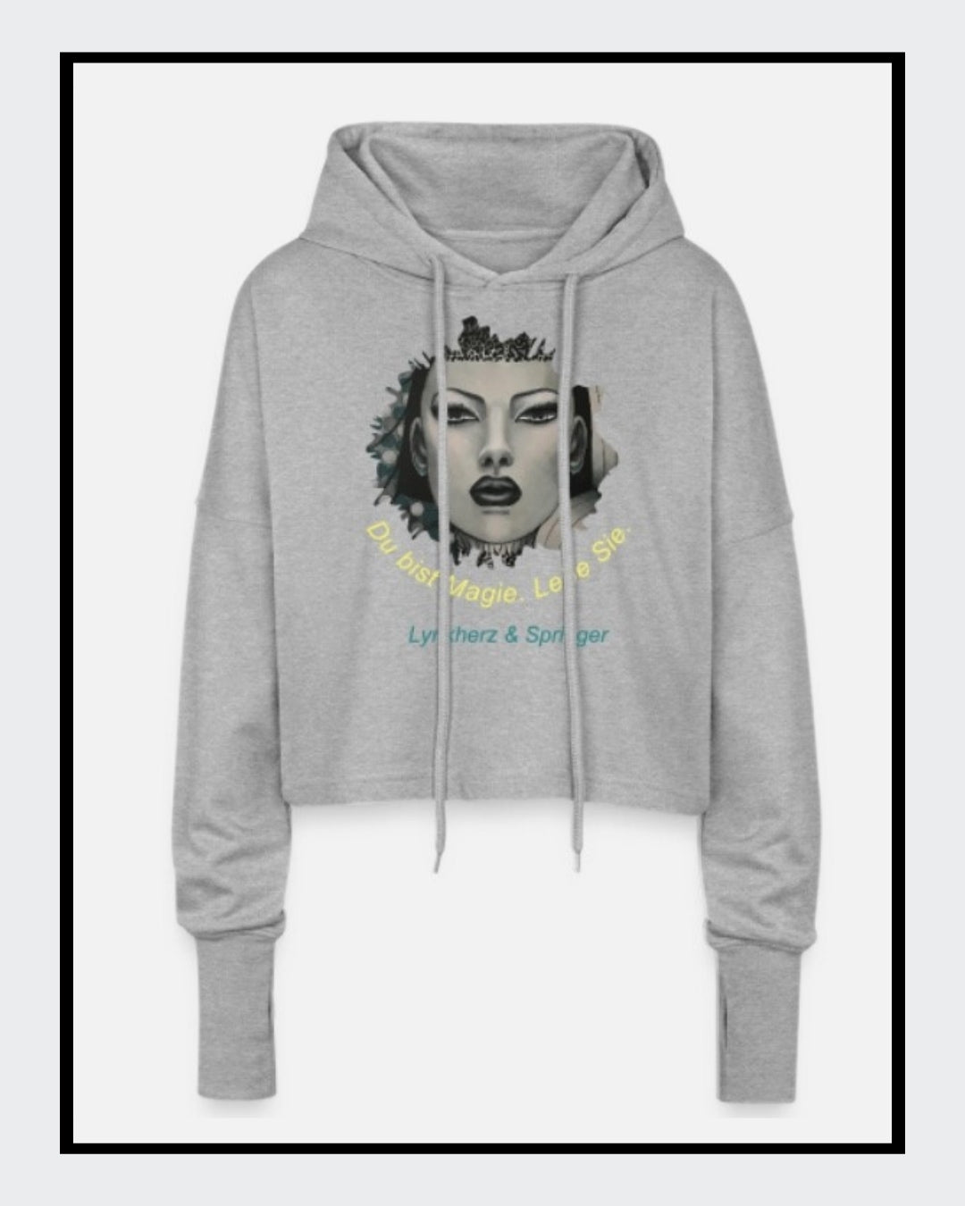 Ein kurz geschnittener, grauer Hoodie mit überschnittenen Schultern. Extralange Bündchen mit Daumenloch und eine bedruckte Kunstgrafik auf der Vorderseite. Mode von Soulfashion Springer.