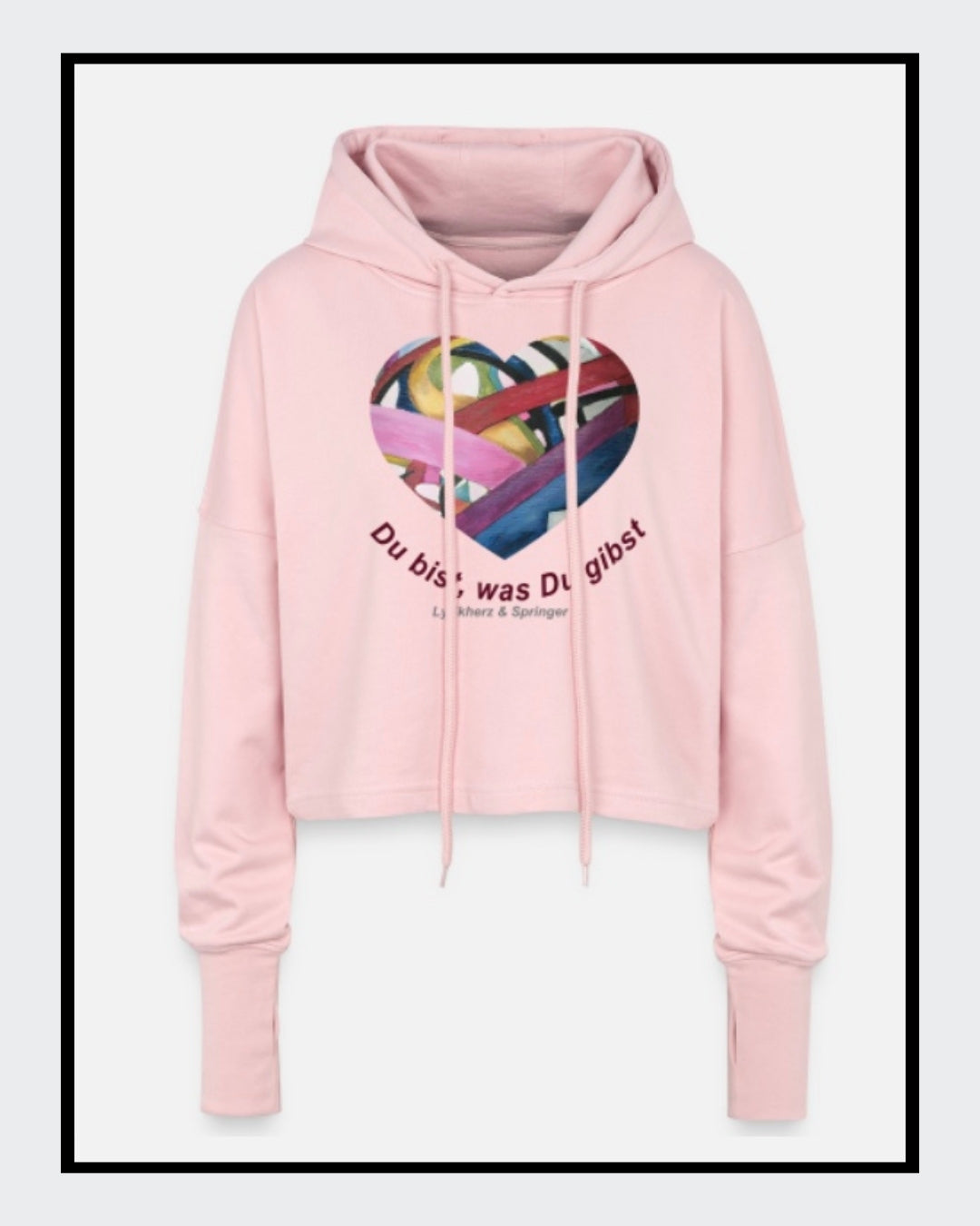 Ein kurz geschnittener, rosafarbener Hoodie mit überschnittenen Schultern. Extralange Bündchen mit Daumenloch und eine bedruckte Kunstgrafik auf der Vorderseite. Mode von Soulfashion Lyrikherz & Springer.