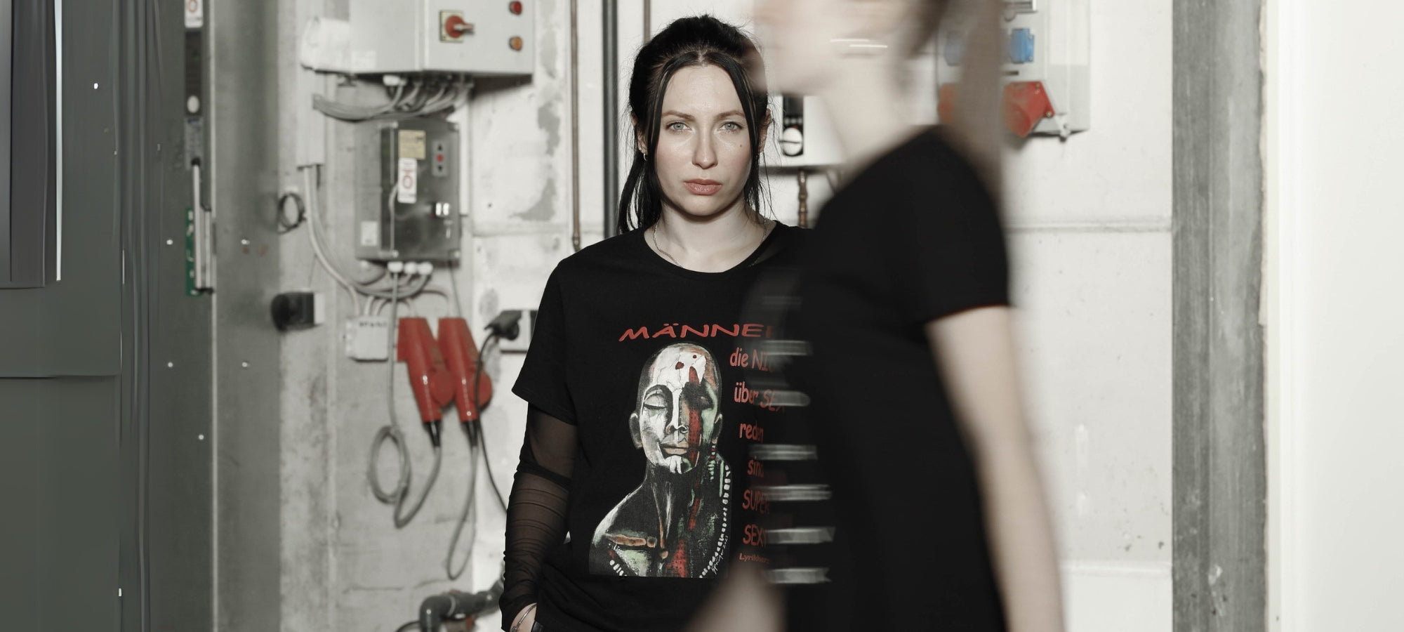 Bild vom Shooting der Art-Kollektion "Soulfashion - Lyrikherz & Springer". Junge Models mit bedruckten Shirts mit Kunstmotiv und Spruch.