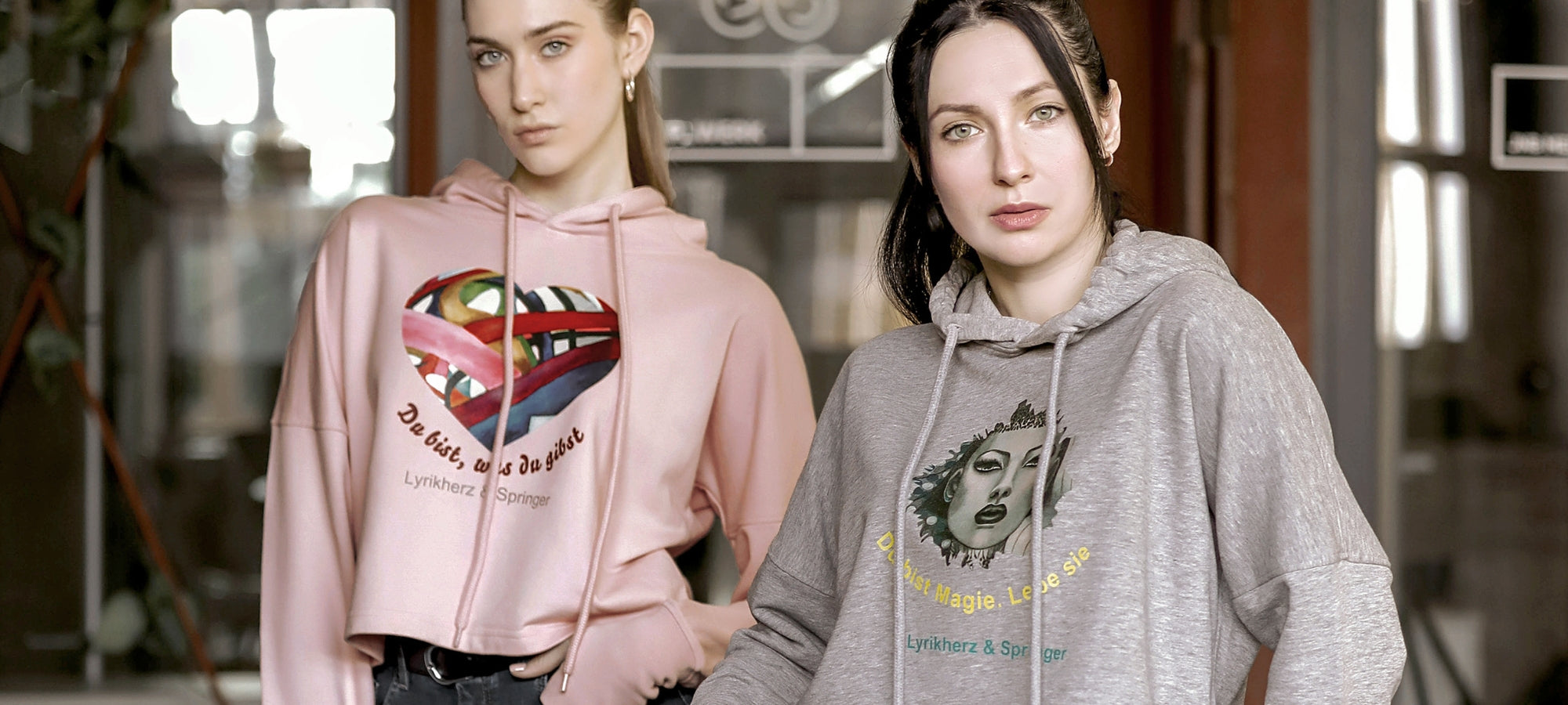 Models, die Hoodies aus der Art-Kollektion Soulfashion von Lyrikherz und Springer tragen. Mode mit Kunstdrucken - Shirts, T-Shirts. .
