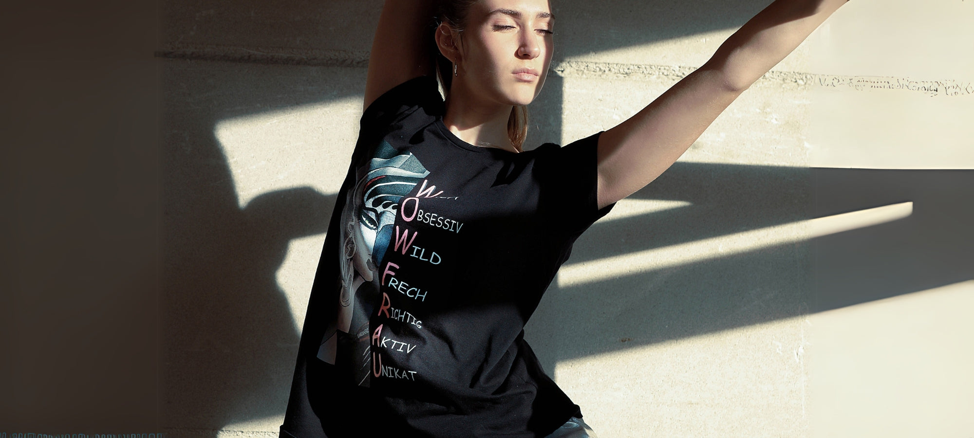 Models, die Hoodies aus der Art-Kollektion Soulfashion von Lyrikherz und Springer tragen. Mode mit Kunstdrucken - Shirts, T-Shirts. 