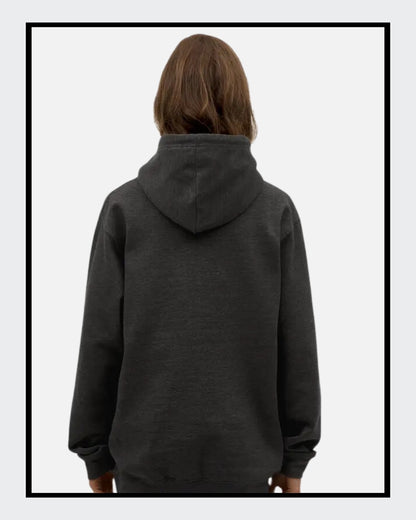 Rückseite von: Ein anthrazitfarbener Unisex-Hoodie mit Kängurutasche und Kapuze. Auf der Vorderseite ist ein Kunstwerk gedruckt: Es zeigt ein abstrakt gestaltetes Gesicht, das halb modern, halb klassisch wirkt. 