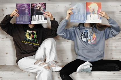 Models, die Unisex-Hoodies tragen mit Kängurutasche und Kapuze. Auf der Vorderseite ist ein Kunstwerk gedruckt. 