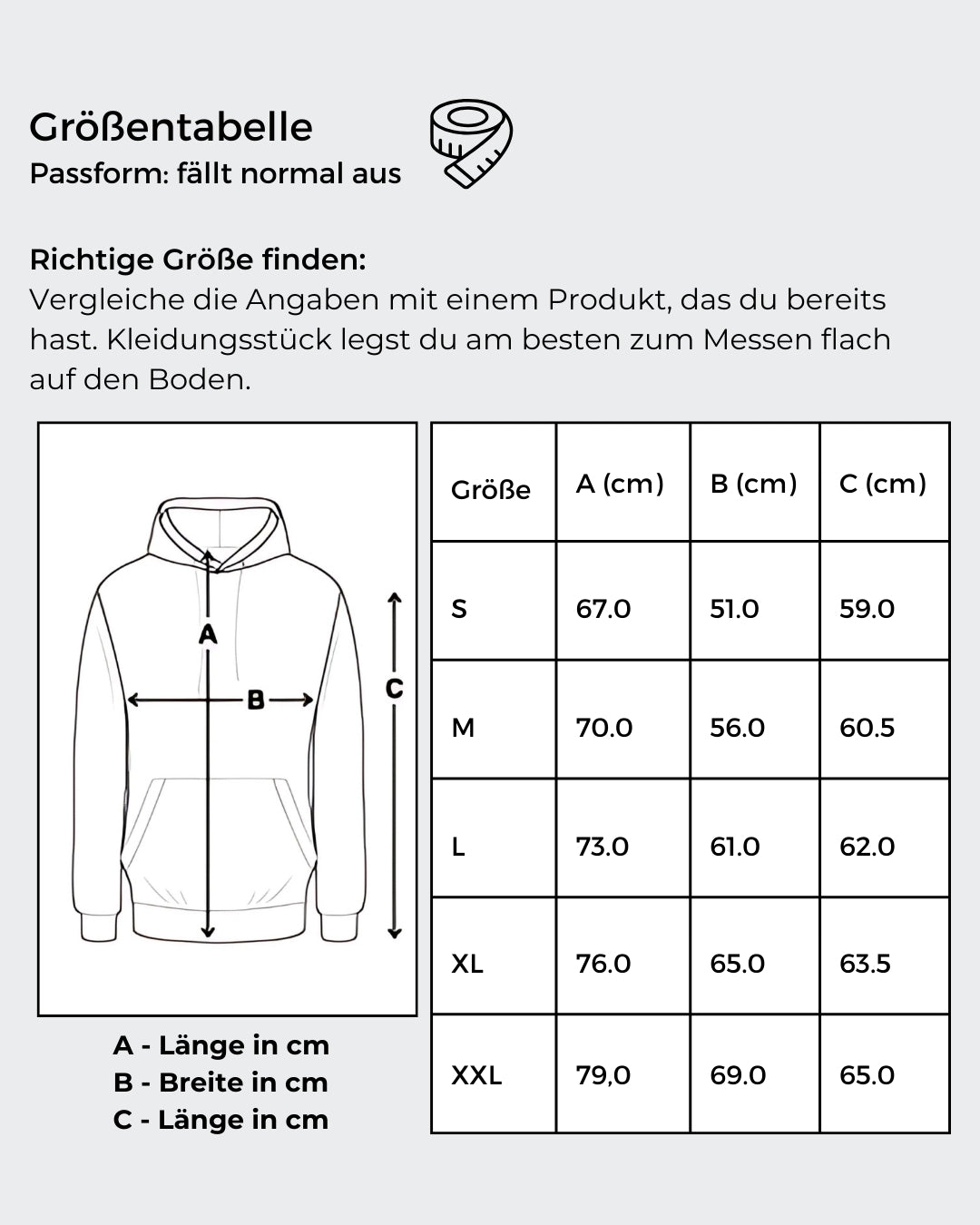 Größentabelle von: Ein nebelblauer Unisex-Hoodie mit einer Kängurutasche und Kapuze. Auf der Vorderseite ist ein Kunstwerk aufgedruckt: Es zeigt eine stilisierte Frau mit Brille in Collagen-Optik, begleitet von Text in Gelb und Rot. Fashionmode von Soulfashion.