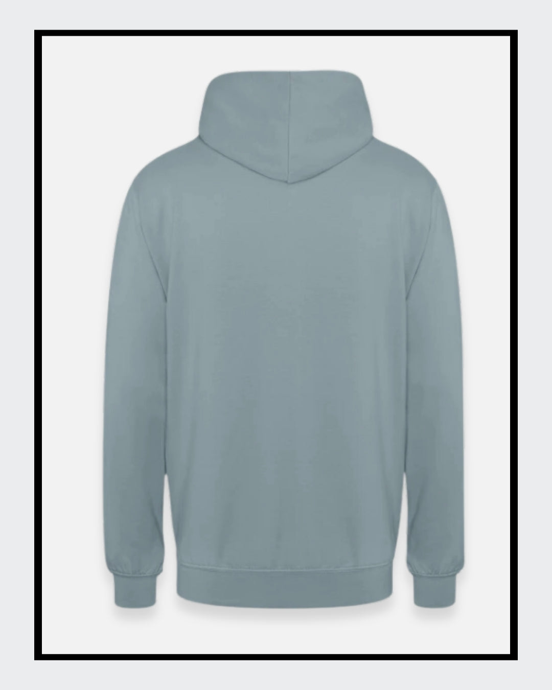 Ein nebelblauer Unisex-Hoodie mit einer Kängurutasche und Kapuze. Auf der Vorderseite ist ein Kunstwerk aufgedruckt: Es zeigt eine stilisierte Frau mit Brille in Collagen-Optik, begleitet von Text in Gelb und Rot. Fashionmode von Soulfashion.