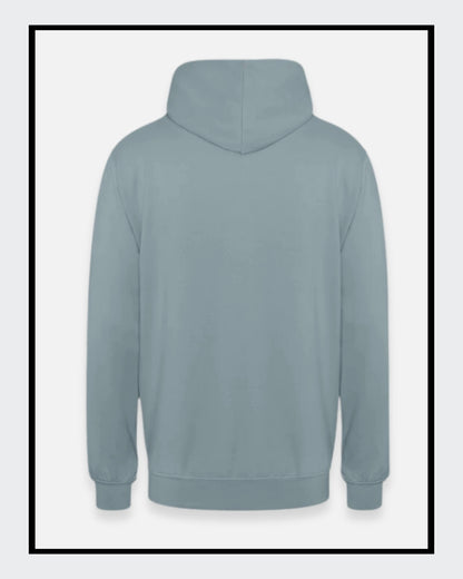 Ein nebelblauer Unisex-Hoodie mit einer Kängurutasche und Kapuze. Auf der Vorderseite ist ein Kunstwerk aufgedruckt: Es zeigt eine stilisierte Frau mit Brille in Collagen-Optik, begleitet von Text in Gelb und Rot. Fashionmode von Soulfashion.