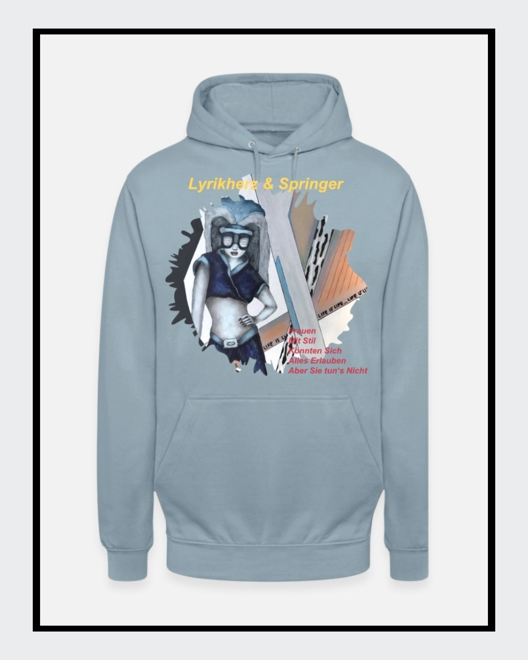 Ein nebelblauer Unisex-Hoodie mit einer Kängurutasche und Kapuze. Auf der Vorderseite ist ein Kunstwerk aufgedruckt: Es zeigt eine stilisierte Frau mit Brille in Collagen-Optik, begleitet von Text in Gelb und Rot. Fashionmode von Soulfashion.