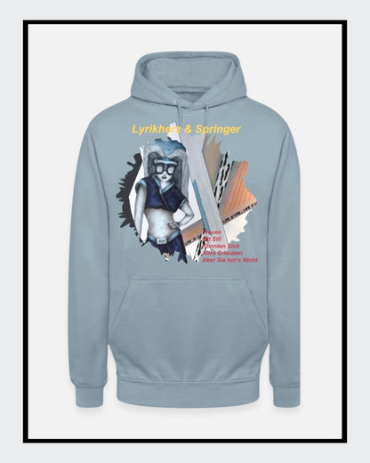 Ein nebelblauer Unisex-Hoodie mit einer Kängurutasche und Kapuze. Auf der Vorderseite ist ein Kunstwerk aufgedruckt: Es zeigt eine stilisierte Frau mit Brille in Collagen-Optik, begleitet von Text in Gelb und Rot. Fashionmode von Soulfashion.