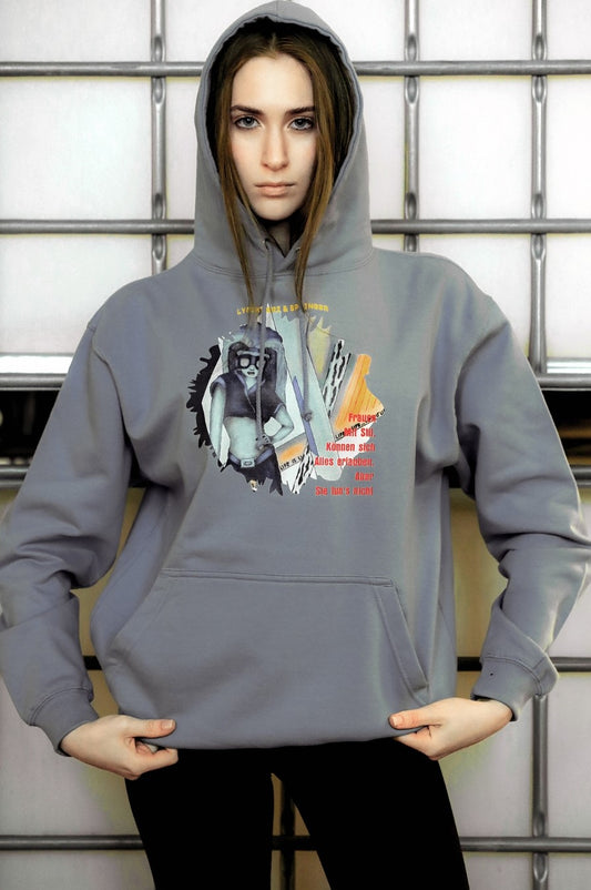 Ein nebelblauer Unisex-Hoodie mit einer Kängurutasche und Kapuze. Auf der Vorderseite ist ein Kunstwerk aufgedruckt: Es zeigt eine stilisierte Frau mit Brille in Collagen-Optik, begleitet von Text in Gelb und Rot. Fashionmode von Soulfashion.