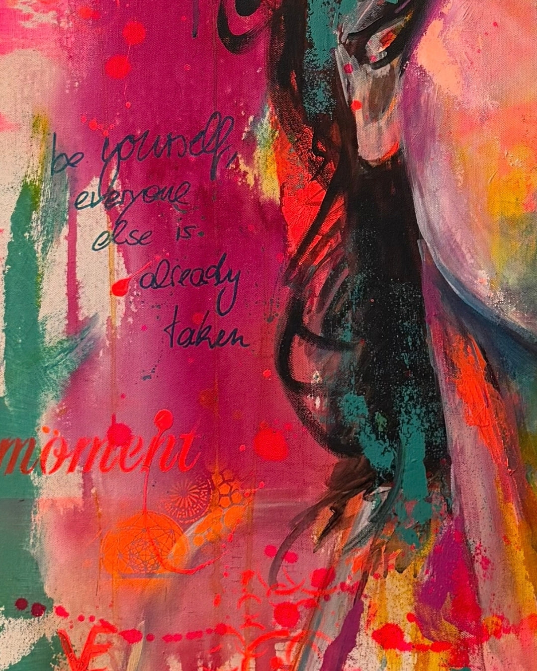 Expressives Acrylporträt mit markanten schwarzen Konturen und intensiven Farbflächen in Türkis, Orange, Pink und Rot auf quadratischer Leinwand.