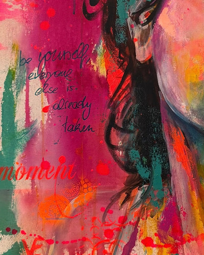 Expressives Acrylporträt mit markanten schwarzen Konturen und intensiven Farbflächen in Türkis, Orange, Pink und Rot auf quadratischer Leinwand.