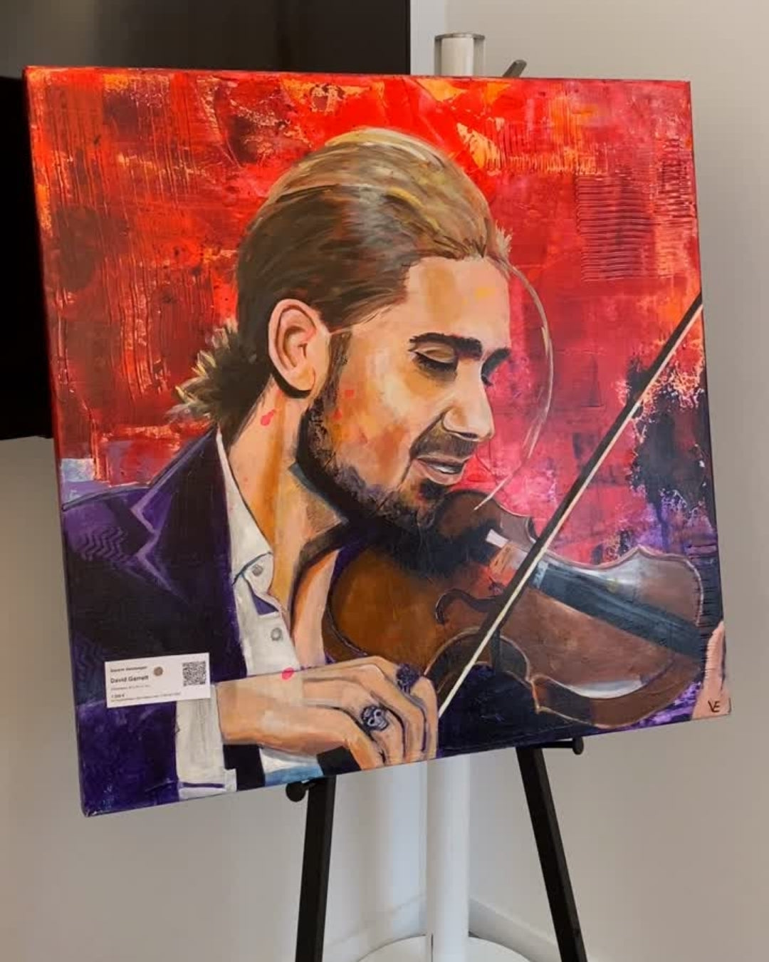 Expressives Acrylporträt „David Garrett“ von Susann Versteegen mit Geige, warmen Haut- und Holztönen und leuchtend rotem strukturiertem Hintergrund.