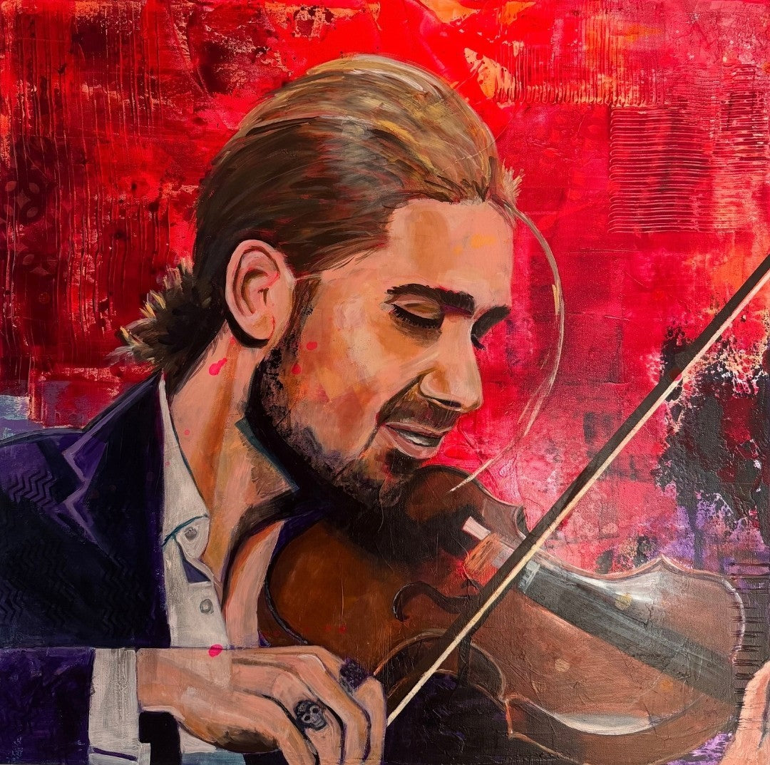 Expressives Acrylporträt „David Garrett“ von Susann Versteegen mit Geige, warmen Haut- und Holztönen und leuchtend rotem strukturiertem Hintergrund.