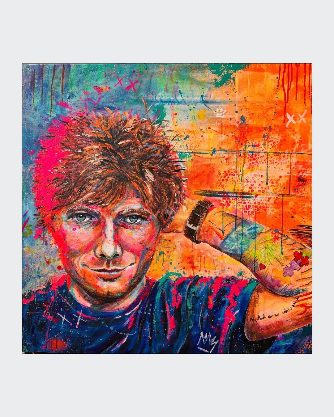 Expressives Acrylporträt „Ed Sheeran“ von Susann Versteegen mit direktem Blick und leuchtenden Blau-, Türkis-, Pink-, Orange- und Neontönen.